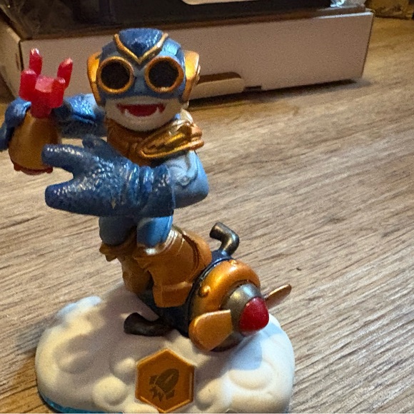WiiU Skylanders SwapForce Set, with portal and 4 figures. - Picture 2 of 5